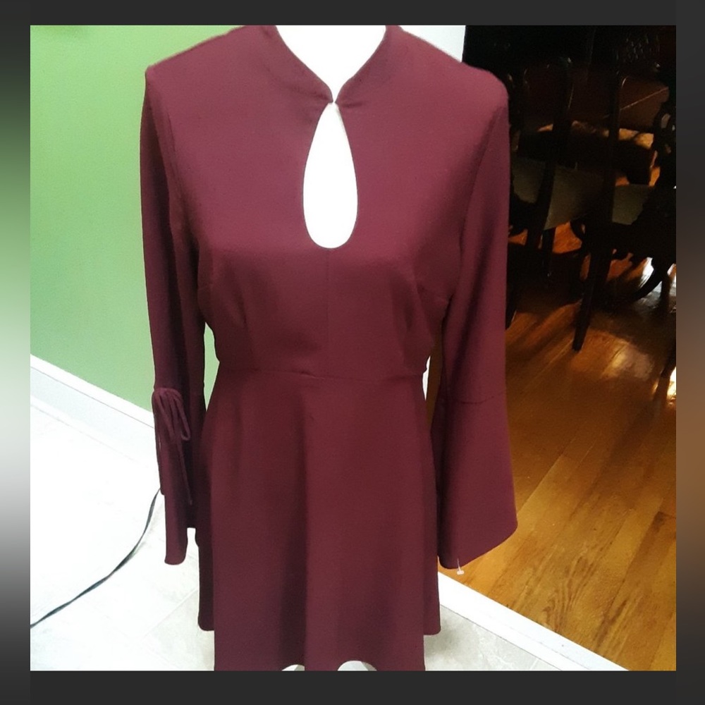 New York and Company Maroon, Burgundy sexy, Dress, Bell sleeves Sz 10 - Picture 3 of 3